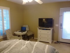 Budget accommodation in the USA, Spacious room with a TV 