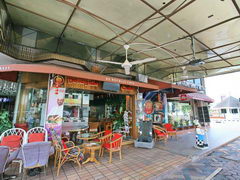 Бруней, Кафе на остановке, можно купить билет на Мири