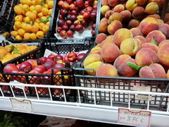Цены в Афинах в Греции на фрукты, Персики и нектарины