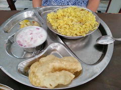 Еда в Индии в кафе для местных, рис Брьяни