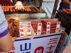 Цены в Тайване на еду, жарят сосиски на улице