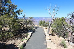 Grand Gagnon, Paths along the cliff 