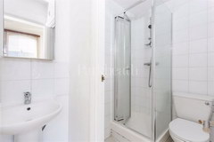 Inexpensive apartment in London, Bathroom