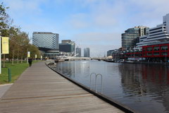 Walking around Melbourne, Walking path along the bay