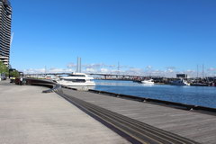 We walk along Melbourne, Walk along the promenade along the pier