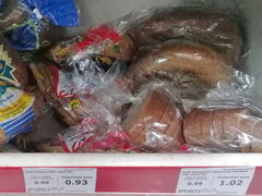 Цены на продукты питания в Белоруссии в Минске, хлеб в супермаркете