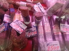 Цены на продукты в Белоруссии в Минске, копченые колбасы на Комаровском рынке