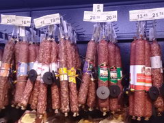 Цены на продукты в Белоруссии в Минске, сырокопченые колбасы в супермаркете