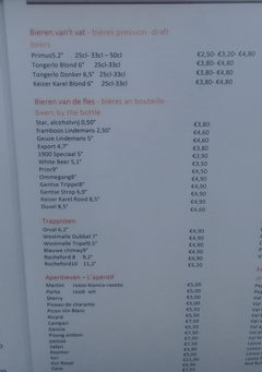 Цены на сувениры в Бельгии, Различное пиво в туристическом магазине