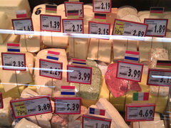 Цены на продукты питания в Болгарии, Различные сыры в магазине