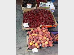 Цены в Софии на продукты, Черешня и нектарины на базаре