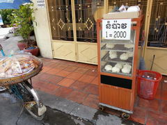 Streer foo prices in Cambodia, Rice rolls