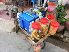 Уличная еда в Камбодже, Продают мороженное в стаканчиках