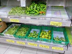Цены на продукты в Дубае, Огурцы, горох, зеленое манго