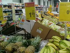 Цены на продукты питания в Таллине, бананы и ананасы