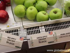Hong Kong, food prices in a grocery, Apples