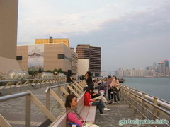 Что посетить в Гонконге, Смотровая площадка на набережной возле аллей звезд