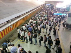 Metro in Delhi (India), Crowd on the platform