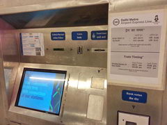 Метро в Дели, автомат по продаже жетонов на линию AirPort Express
