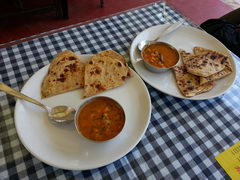 Еда в Индии в кафе для местных, Лепешки Чапати 
