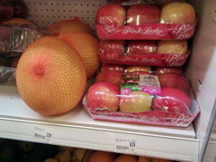 Prices for food in Reykjavik in Iceland, Apples and pomelo