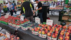 Цены в Торонто на рынке, Клубника и персики