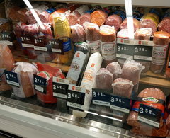 Цены на продукты в Канаде, Колбасы в супермаркете в Торонто
