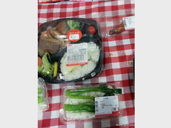 Что съесть в супермаркете в Гуанчжоу в Китае, Наборы из риса, мяса и овощей