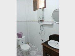 Лаос, Пакбенг, недорогой гестхаус, Туалет с душем