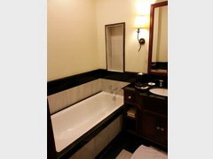 Laos, Vientyane, expensive hotel Settha Palace, Bathtub Settha Palace