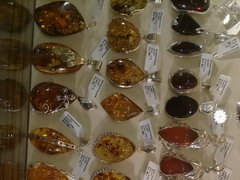 Цены на сувениры и в Юрмале, Необычные янтарные украшения