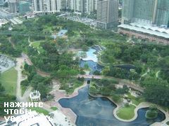 Куала-Лумпур, Малайзия, Парк возле Башен Петронас. Вид с мостика между башнями.