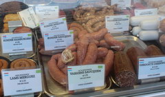 Цены на продукты в Амстердаме, Различные колбасы и сосиски для жарки на рынке