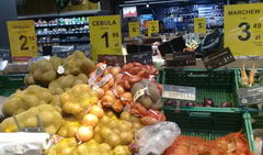 Food prices in Poland at stores, Potatoes and onions