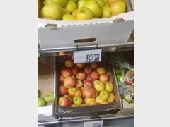 Grocery prices in Moscow in Russia, prices for apples