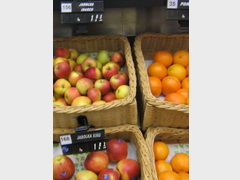 Food prices in Slovenia (Ljubljana) at grocery stores, Apples