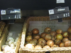 Food prices in Slovenia (Ljubljana) at grocery stores, Onions, Garlic