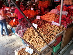 Таиланд,Чиангмай, цены на фрукты на рынках, Впереди лонконг