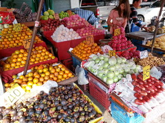 Thailand, Chiang Mai fruits prices, Tangerines and pink apples on 65