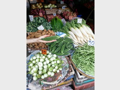 Таиланд,Чиангмай, цены на овощи на рынках, В руке Bitter melon (горькая дыня)