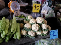 Таиланд,Чиангмай, цены на овощи на рынках, Горькая дыня и цветная капуста