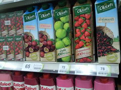 Продукты в супермаркете в Хуахине, Таиланд, Соки в тетрапаке