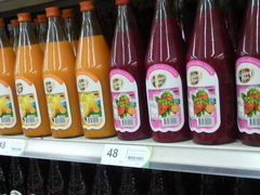 Продукты в супермаркете в Хуахине, Таиланд, Разные соки