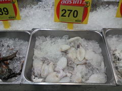 Продукты в супермаркете в Хуахине, Таиланд, Кальмары