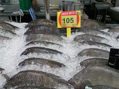 Продукты в супермаркете в Хуахине, Таиланд, Охлажденная рыба