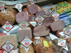 Продукты в супермаркете в Хуахине, Таиланд, Колбасы