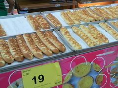 Продукты в супермаркете в Хуахине, Таиланд, продают хлеб