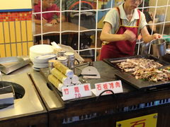 Цены в Тайване на еду, Рис в бамбуке и жаренное мясо на улице