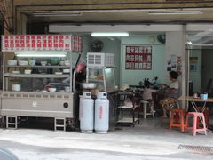 Street food in Thaiwan, eatery beside the road