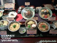 Еда в Японии в кафе, обеды из морской капусты и спагетти